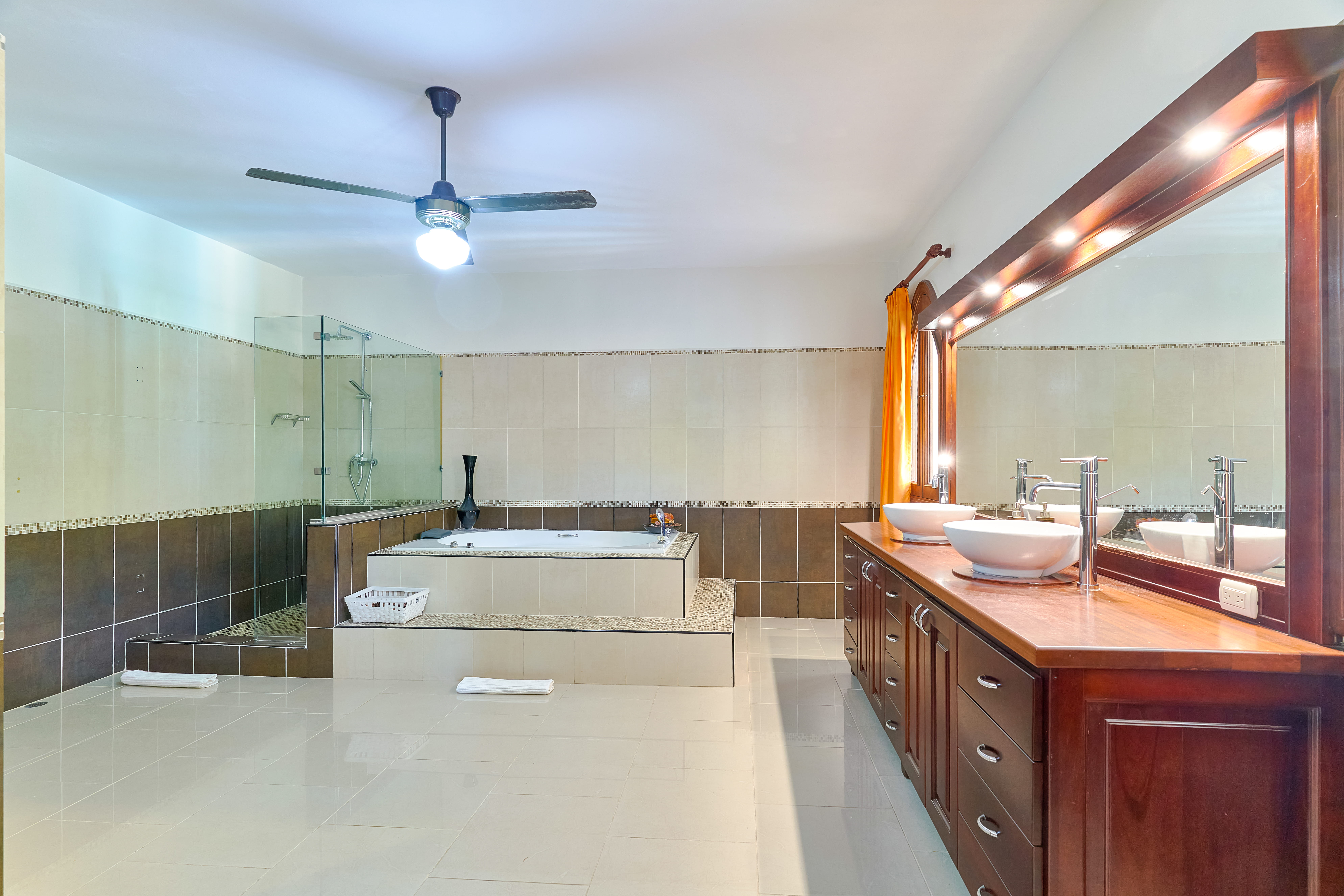 Ensuite bathroom at Villa Valesta