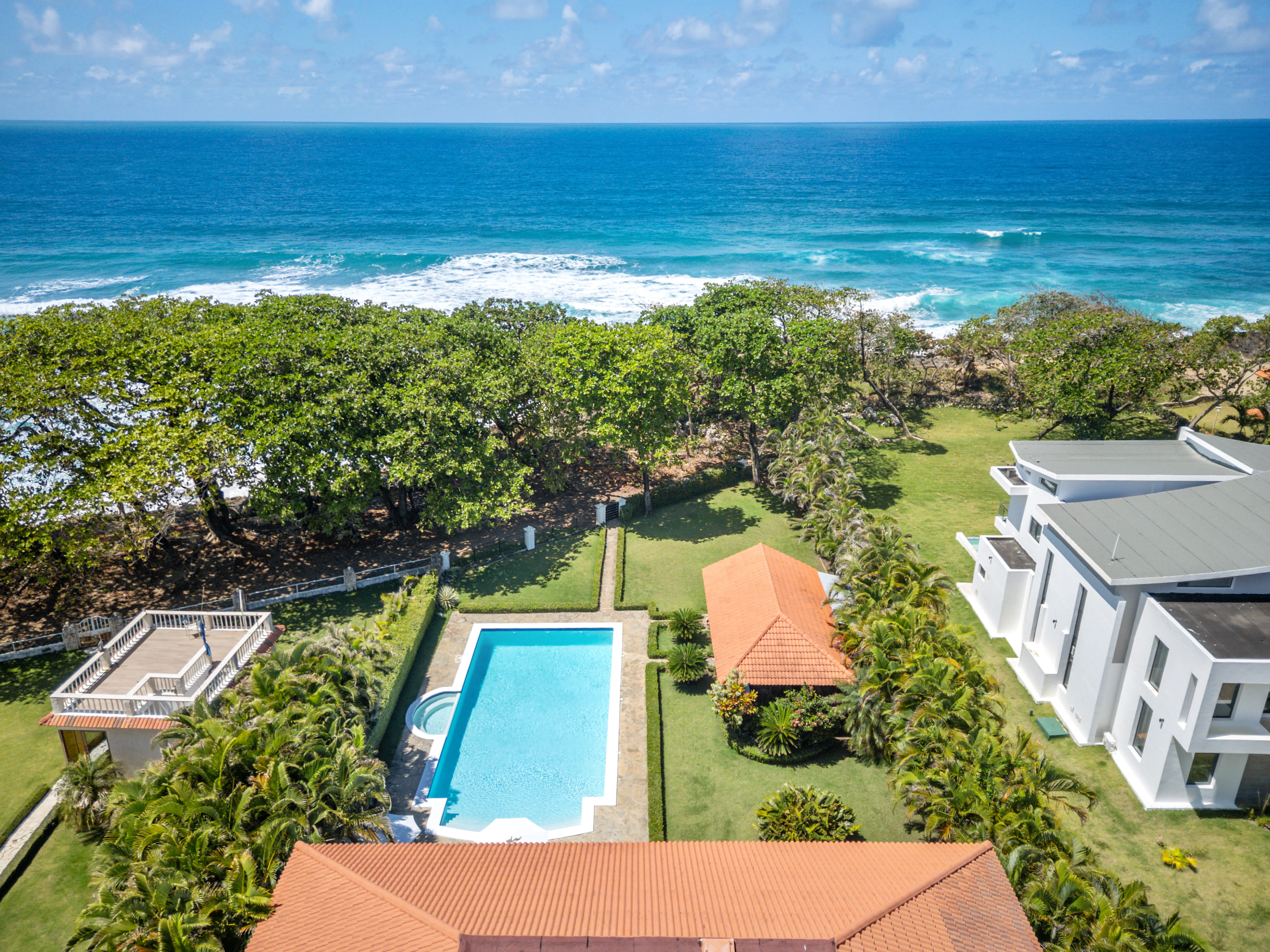 Back of Villa Valesta with gardens and pool